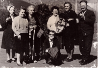 Rodinné foto, pamětnice dole uprostřed, matka je vlevo v rohu, 60. léta 20. stol.
