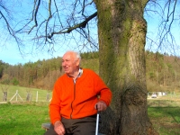 Jaromír Šimkůj u stromu svobody z roku 1938; tehdy byl přítomen jejímu vysazování 