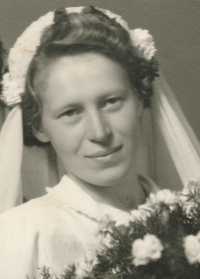 Svatební fotografie Ludmily Herotové z roku 1953