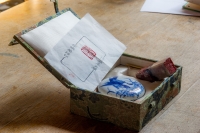 Pečeť a tuš, dárek Ludmile Jankovcové od Čou En-laje, ministra zahraničí Číny, pocházel z mandarinské rodiny. Podařilo se mu odstavit z vedení země Mao Ce-tungovu vdovu a následně se částečně uvolnily děsivé komunistické poměry