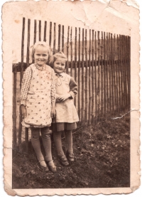 Fotografie pamětnice a její kamarádky z roku 1940 v Čachnově.