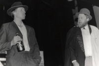 Z představení Žebrácká opera inscenovaného divadelním souborem Lužany, 1988 (Oldřich Váca vpravo)