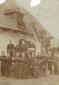 Hasičský sbor v Újezdě, rok 1911. František Bock, bratr pamětnice z otcovy strany, stojí jako první na vrcholu žebříku. Roku 1921 emigroval do Ameriky, po nějaké době se vrátil, aby se oženil, a potom odjel zpět navždy