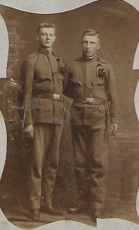 Bratr babičky Rozálie Tomšů (vlevo). Padl v 1. světové válce ve věku 24 let roku 1916.