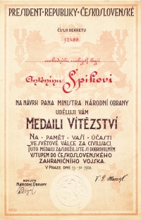 Ministerský dekret doprovázející Československou medaili Vítězství (Mezispojeneckou vítěznou medaili) udělenou Antonínu Špikovi 
