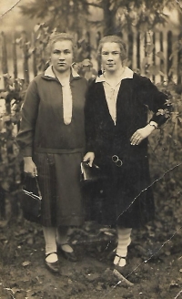 Hedvika Tomšů (vlevo), maminka pamětnice, se sestrou Františkou. Újezd rok 1924.