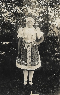 Hedvika Tomšů, maminka pamětnice, ve valašském kroji. Újezd rok 1924.