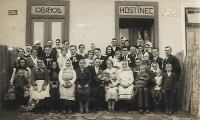 Svatba Františky, maminčiny sestry, v rodinné hospodě. Maminka pamětnice vedle ženicha. Újezd, asi 1934.