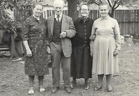 Děda a babička Tomšů s oběma dcerami. Maminka pamětnice Hedvika je první zprava. Újezd, asi 1963.