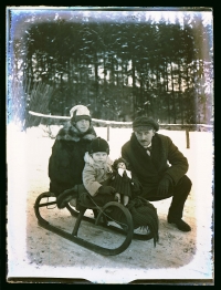 Fišerovi v zimě roku 1926. Rodiče s dcerou Dagmar (matka Evy Vorlíčkové) 