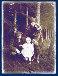 Grandpa and grandma Fišer with little Dagmar (mother of Eva Vorlíček) / 1926