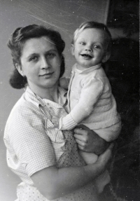 S matkou Ernou, 1947