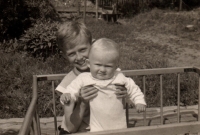 Eva Vorlíčková se starším bratrem Zdeňkem na zahradě / Ledeč nad Sázavou / 1963