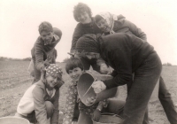 S partou na bramborách. Dole vlevo s šátkem Eva a nahoře uprostřed vykukuje její manžel Jan Kárník / 1980