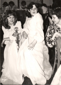 Vlevo Eva Vorlíčková na maturitním plese / 1981