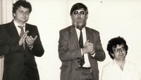 Miroslav Tomek (uprostřed) jako mluvčí Občanského fóra, 1989