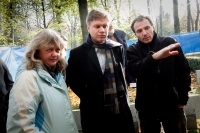 Exhumace ostatků faráře Josefa Toufara na ďáblickém hřbitově (zleva Eva Vorlíčková, Tomáš Hudeček, archeolog Jan Havrda) / listopad 2014