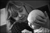 Odhalení sochy Olbrama Zoubka v Zahrádce. Eva Vorlíčková s malým Tomášem Hudečkem / 25. 2. 2017