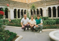 Týdenní pobyt v Římě na českém Velehradu. Zde v klášteře sv. Pavla roku 1992. Pamětnice, manžel Oldřich a syn Oldřich.