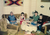 Maminka pamětnice s vnoučaty a pamětnicí. Vánoce 1987, Újezd.