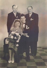 Svatební foto, vpravo nahoře strýc (bratr matky) František Sazima, plukovník letectva
Wedding photograph, uncle Frantisek Sazima (mother's brother) top right, air force colonel