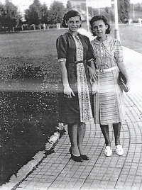 Anna (vlevo), teta pamětnice rozená Bocková, sestra jejího otce, s kamarádkou. Zlín 1941.