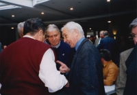 Setkání bývalých pohraničníků NDR v Berlíně (diskuze o přestávce); zleva: Dr. Milan Richter CSc., Hans Modnow (čestný předseda PDS, poslanec EP za PDS); zády: Jan Vogeltanz (tlumočník), 5. dubna 2003