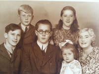 Hana Šimonová se sourozenci a maminkou