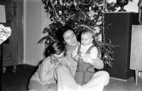 Helena Tlaskalová with children at Christmas in 1977