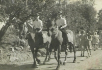 Josef Bock (vlevo), bratr pamětnice, ve slavnostním průvodu při obecních dožínkách. Jede s kamarádem na vlastních koních rodiny Bockovy. Újezd 1961.
