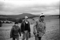 Manželé Tlaskalovi s dětmi na procházce - Dědov, 1985