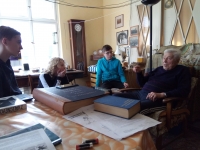 František Sedláček při rozhovoru s žákovským týmem