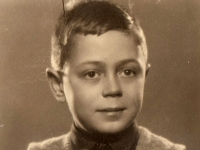 Asaf Auerbach v 11 letech, fotografie do pasu v roce 1939 před odjezdem do Anglie