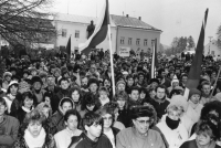 Demonstrace na Horním náměstí v Humpolci v den generální stávky 27. listopadu 1989