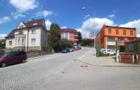 „Dodnes si pamatuji, jak táta v okně odhrnoval záclonu. Sledoval, jestli mu zase bolševik nebere fabriku,“ vzpomíná Eva Vorlíčková (vlevo Fišerova vila a hned přes silnici vpravo kartáčovna) / červenec 2019 / foto: R. Šíma