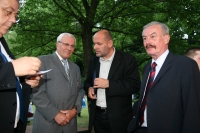 Mezinárodní folklorní festival, přebírání Ceny Ministerstva kultury. Zprava Přemysl Sobotka (předseda Senátu) a Václav Jehlička (ministr kultury), Josef Jančář, Jan Krist (ředitel NÚLK), 2008