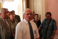 Mezinárodní folklorní festival ve Strážnici, zřejmě při předávání certifikátu o zařazení verbuňku na seznam nemateriálního dědictví lidstva UNESCO. Uprostřed Josef Jančář, napravo Karel Pavlištík, nalevo starosta Strážnice a Vlasta Ondrušová, 2005