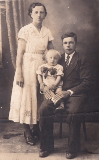 Malý Vladimír s rodiči Antonínem a Olgou