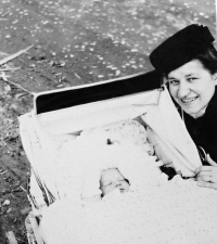 Rudolf Tomšů s matkou (r. 1941)