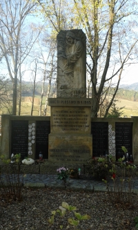 Památník zavražděných obyvatel Ploštiny (24. 4. 1945), kteří chodili do kostela v Újezdě, patřili do farnosti Újezd.
