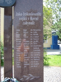 Pomník padlých Čechů v Rovně, na němž je vytesáno také jméno Antonína Poláka