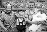 Rudolf Tomšů se svou prababičkou, babičkou a mladší sestrou