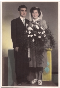 Fotografie ze svatby Boženy Škrabalové, přesný rok neznámý.