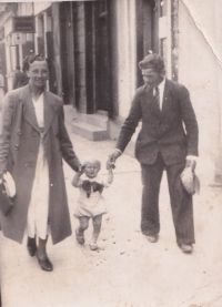 S rodiči v Dubně v roce 1938