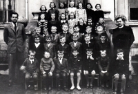 Josef Exner se spolužáky a učiteli základní školy v Hrabyni / 1946