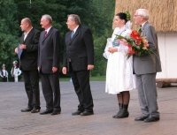 Mezinárodní folklorní festival, přebírání Ceny Ministerstva kultury. Zprava Josef Jančář, Jan Krist (ředitel NÚLK), Přemysl Sobotka (předseda Senátu) a Václav Jehlička (ministr kultury), 2008