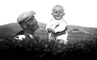 Malý Rudolf Tomšů se svým dědečkem (r. 1943)