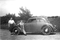 Pan Kallista s maminkou a rodinným automobilem značky BMW