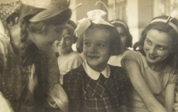 Iva Ondráčková uprostřed jako sedmiletá při představení Včelí královna (1944)