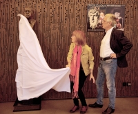 S manželkou při slavnostním odhalení busty Miroslava Horníčka ve foyer Malé scény v Novém divadle, 2018